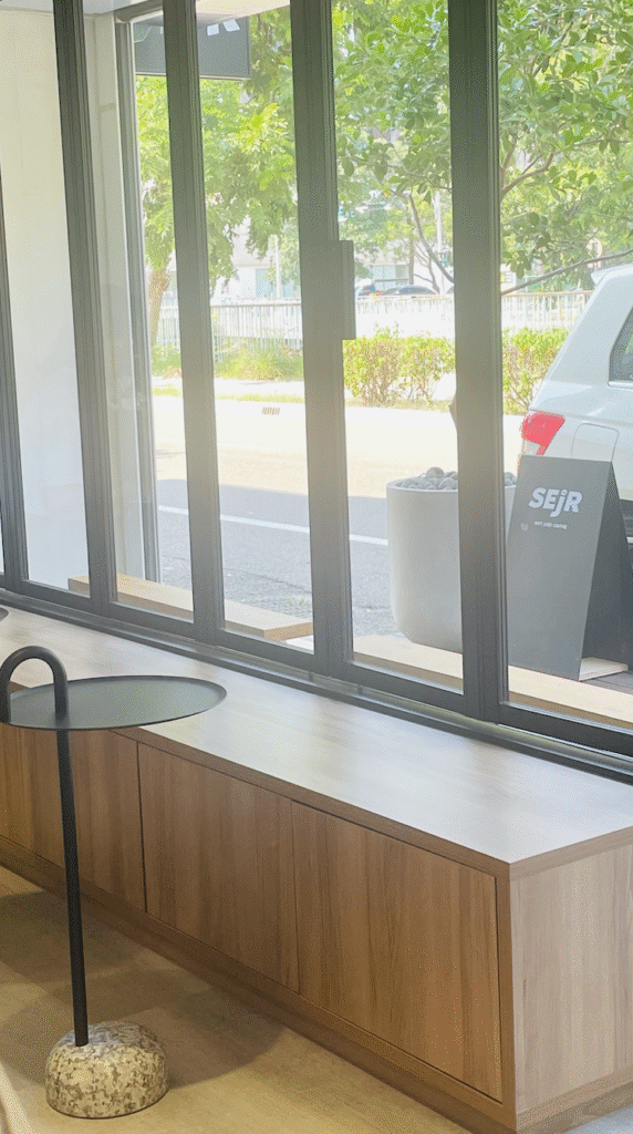 截圖-2025-09-18-晚上9.30.29-572x1024 【竹北咖啡廳推薦】勝利咖啡 SEjR22|河岸的療癒角落